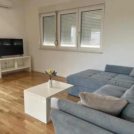 Ventana Pool - ستارا نوفالجا